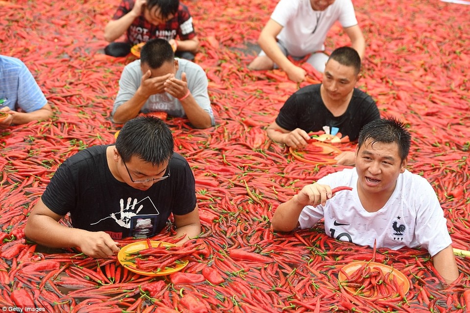 Bất chấp nóng dữ dội 40 độ C, du khách vẫn ngâm mình trong ớt - 5 Một số người vừa ăn ớt, vừa lau mồ hôi và nước mắt vì cay và nóng