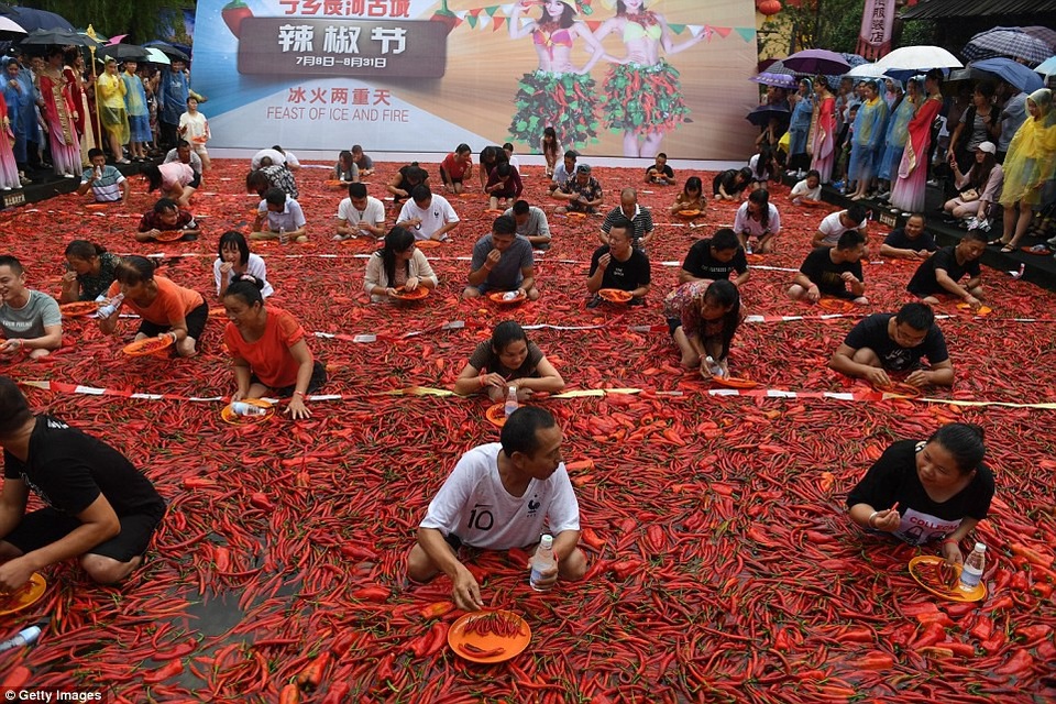 Bất chấp nóng dữ dội 40 độ C, du khách vẫn ngâm mình trong ớt - 4 Nhiều thí sinh phải nhờ đến sự hỗ trợ của nước lọc để giảm độ cay