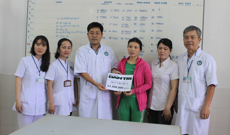 Bác sĩ Trần Anh Dũng, cùng các y, bác sĩ Khoa Tim mạch trao tận tay chị Trần Thị Như Ý 61.800.000 đồng.