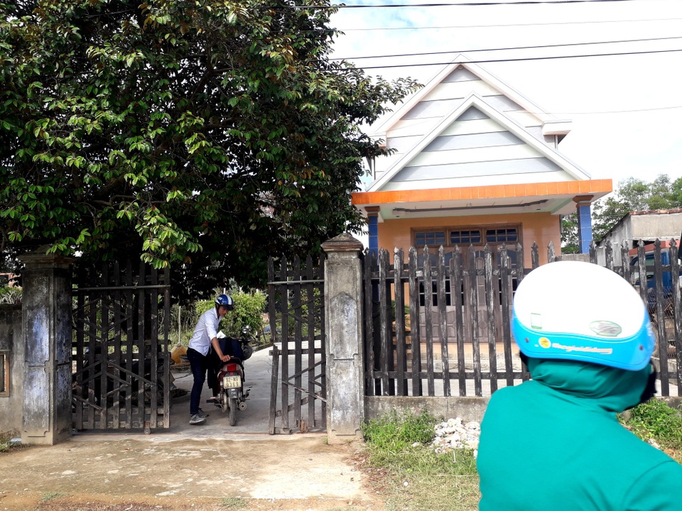 Bị mất trộm gần 5 cây vàng vì quên khóa cửa - 1 Gia đình ông Sỹ trình báo bị mất trộm gần 5 cây vàng