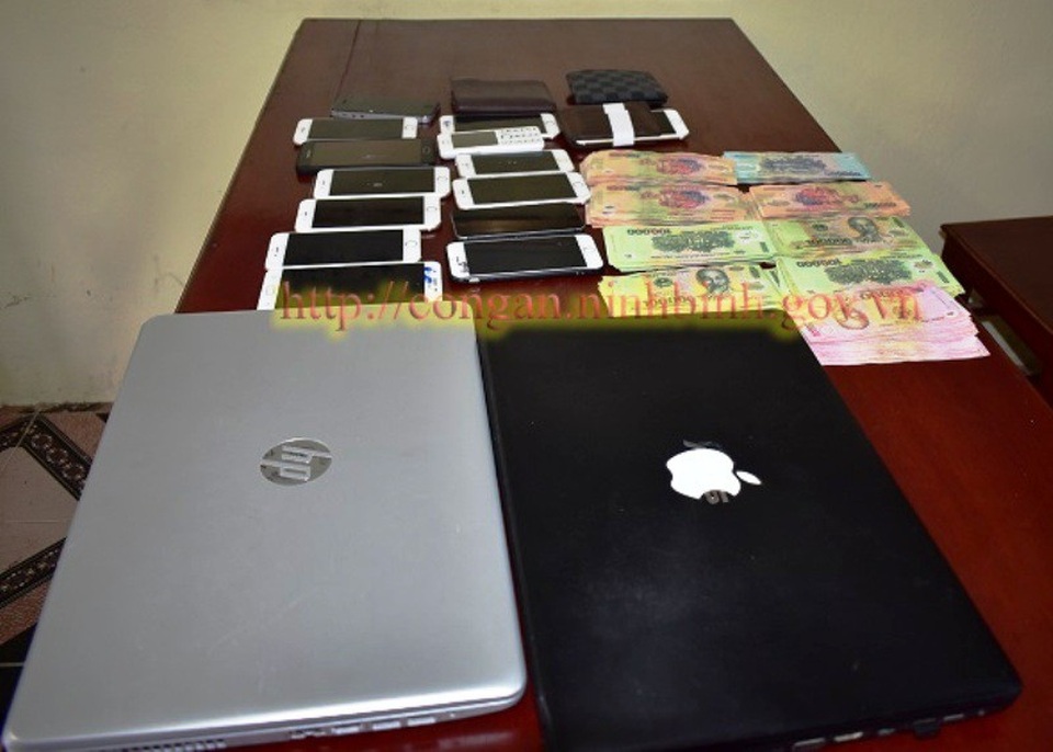 Mua tài khoản, cá độ bóng đá hơn 1 tỷ đồng, 5 "con bạc" sa lưới - 2 Mua tài khoản, cá độ bóng đá hơn 1 tỷ đồng, 5 "con bạc" sa lưới - 2