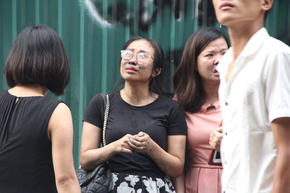 Hà Nội: Hàng chục người hoảng sợ kêu cứu bên cửa sổ tòa nhà đang cháy - 7 Hà Nội: Hàng chục người hoảng sợ kêu cứu bên cửa sổ tòa nhà đang cháy - 7