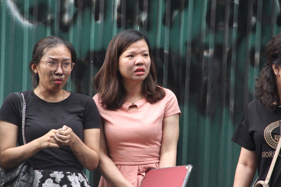 Hà Nội: Hàng chục người hoảng sợ kêu cứu bên cửa sổ tòa nhà đang cháy - 1
Nhiều phụ nữ làm việc trong tòa nhà hoảng sợ bật khóc sau khi thoát khỏi tay tử thần.