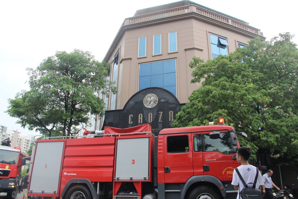 Hà Nội: Hàng chục người hoảng sợ kêu cứu bên cửa sổ tòa nhà đang cháy - 2
Toà nhà số 12 đường Trần Kim Xuyến (Cầu Giấy, Hà Nội) bị cháy khiến hàng chục người đang làm việc tại đây mở cửa sổ kêu cứu.