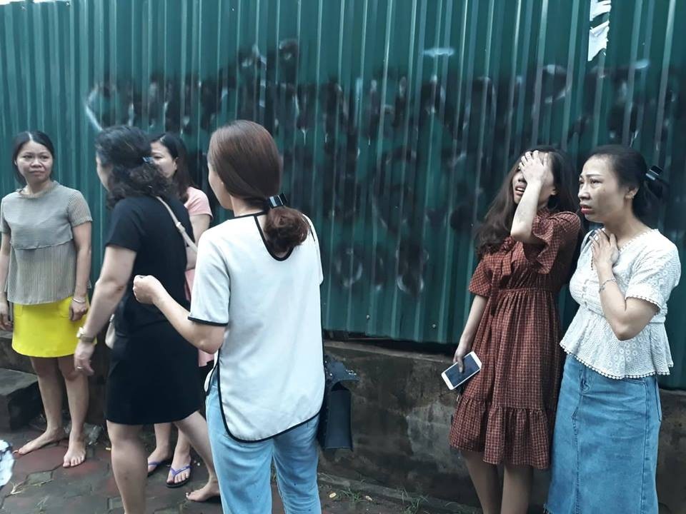 Hà Nội: Hàng chục người hoảng sợ kêu cứu bên cửa sổ tòa nhà đang cháy - 8
Nhiều phụ nữ làm việc trong tòa nhà vô cùng hoảng sợ sau khi thoát được ra ngoài.