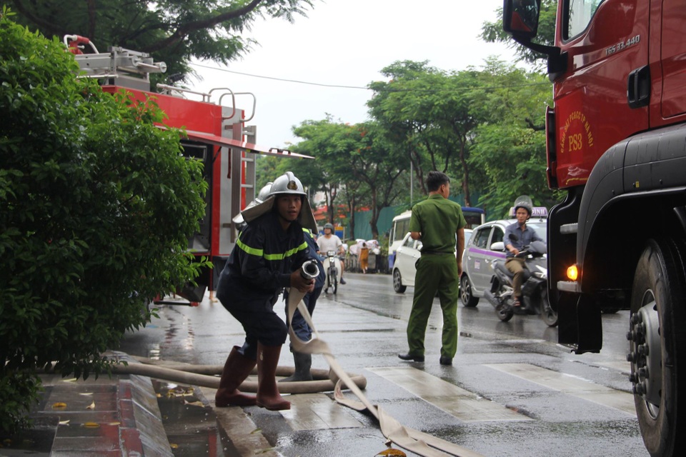 Hà Nội: Hàng chục người hoảng sợ kêu cứu bên cửa sổ tòa nhà đang cháy - 5
Lực lượng PCCC tới hiện trường dập lửa cứu người.