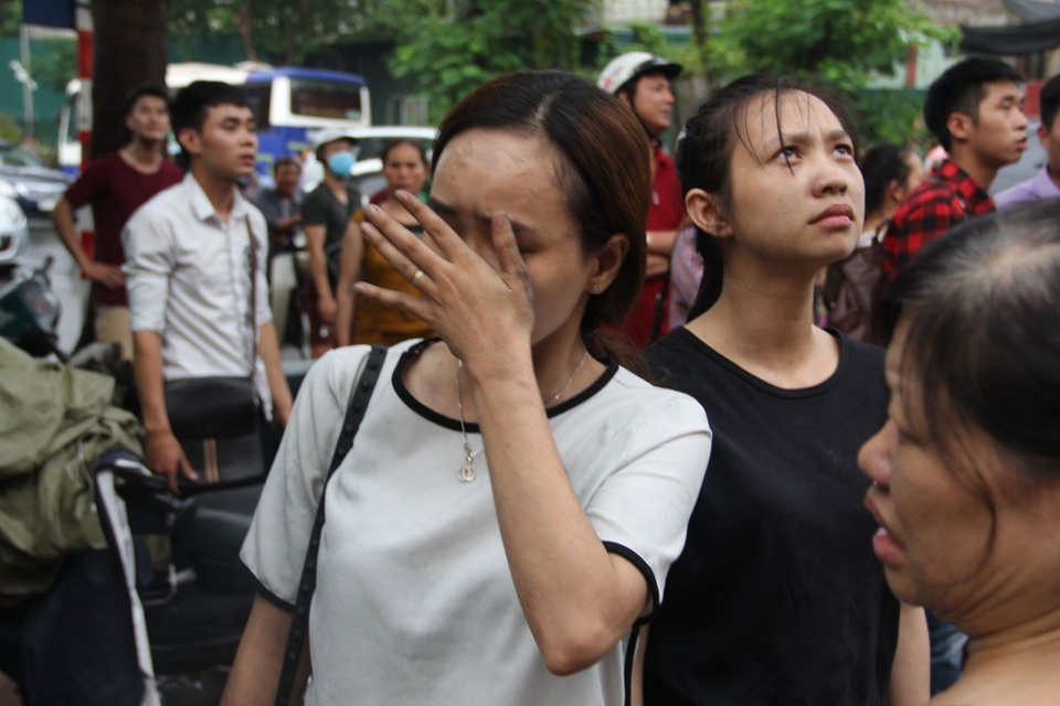Hà Nội: Hàng chục người hoảng sợ kêu cứu bên cửa sổ tòa nhà đang cháy - 6 Hà Nội: Hàng chục người hoảng sợ kêu cứu bên cửa sổ tòa nhà đang cháy - 6