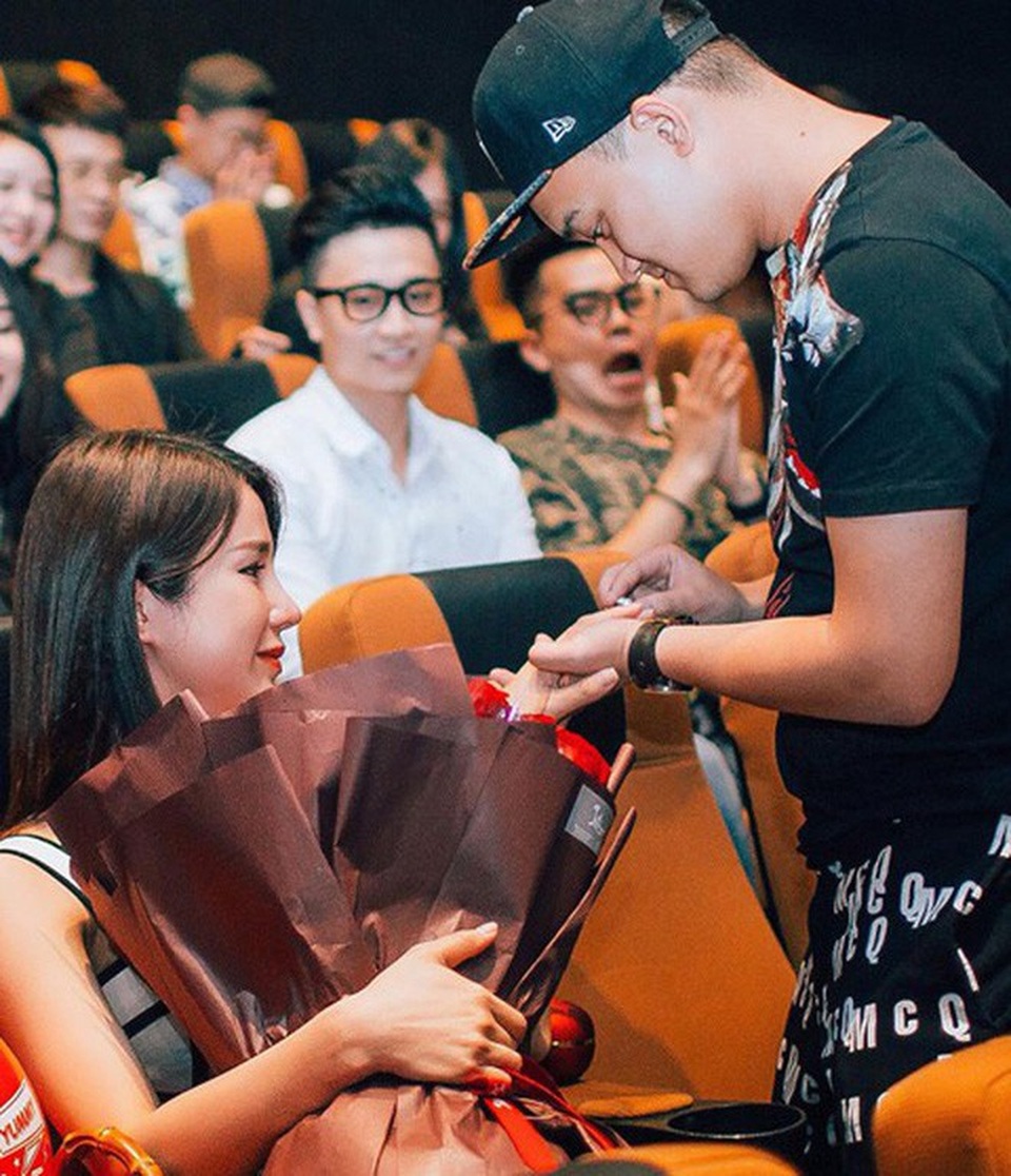 Những màn cầu hôn ấn tượng nhất của showbiz Việt - 5 Chân dài hạnh phúc đến bật khóc.