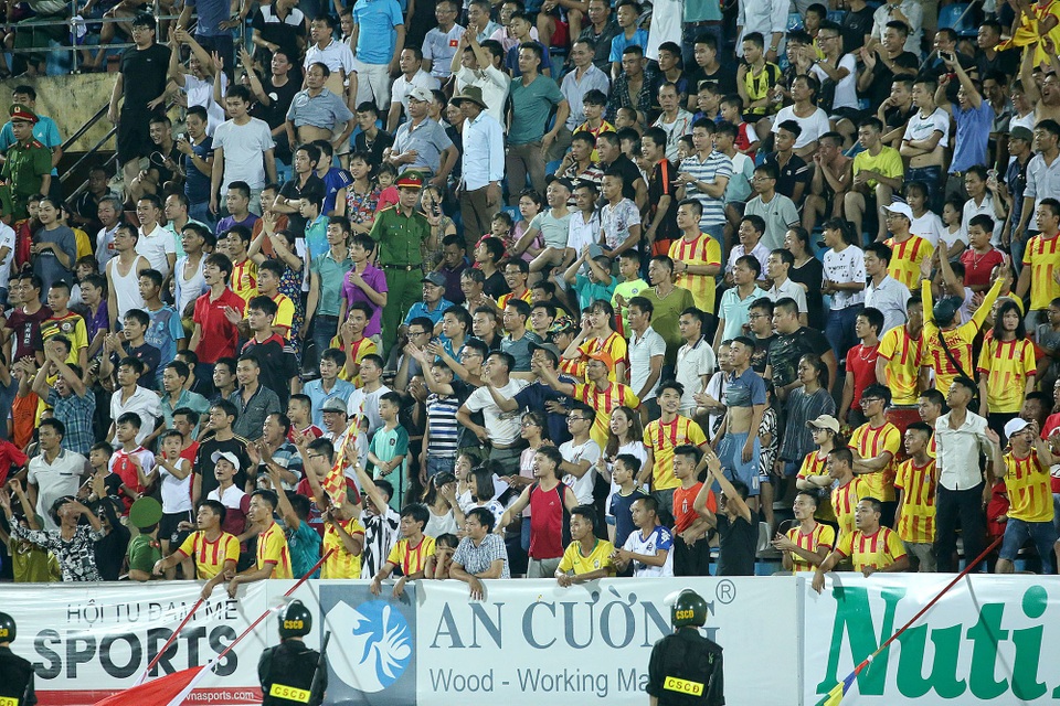 Sự cố sân Thiên Trường và bài học cho công tác an ninh tại V-League - 1 Sự cố sân Thiên Trường và bài học cho công tác an ninh tại V-League - 1