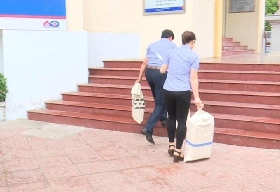 Xem cảnh sát khống chế cướp ngân hàng trong tình huống giả định - 2 Tình huống giả định thứ nhất, các nhân viên của ngân hàng đang đưa tiền từ nơi này đến nơi khác, những tên cướp đã theo dõi lên phương án để thực hiện vụ cướp tiền trong ngân hàng.