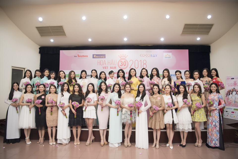 Hoa hậu Việt Nam lần đầu tiên có thí sinh sắp trở thành Tiến sĩ ứng tuyển - 14 Các thí sinh chụp ảnh với BGK và BTC sau khi kết thúc buổi Sơ khảo.
