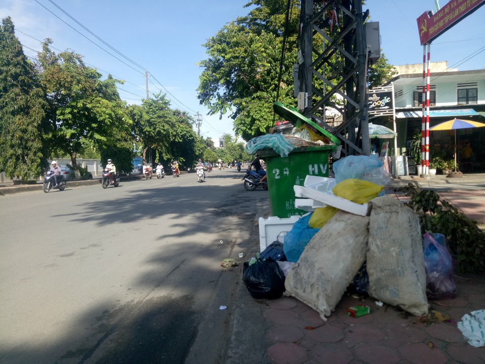 900 tấn rác bốc mùi đang bủa vây TP Quảng Ngãi - 2 Bãi rác Nghĩa Kỳ gây ô nhiễm nên người dân chặn xe chở rác vào bãi khiến rác thải tại TP. Quảng Ngãi ùn ứ