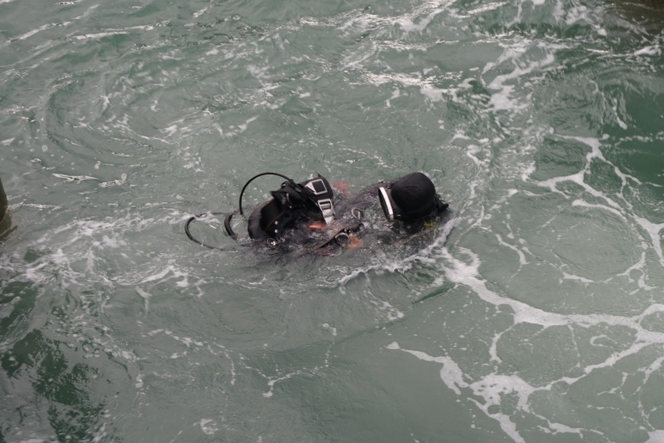 Thợ lặn khảo sát vị trí tàu cổ bị chìm để tiến hành khai quật