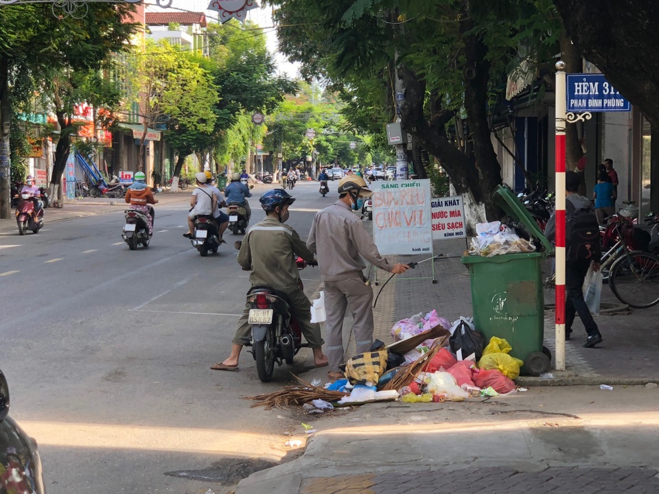 900 tấn rác bốc mùi đang bủa vây TP Quảng Ngãi - 3 Đơn vị vận chuyển rác phun hóa chất khử mùi các điểm tập kết rác trên địa bàn TP. Quảng Ngãi