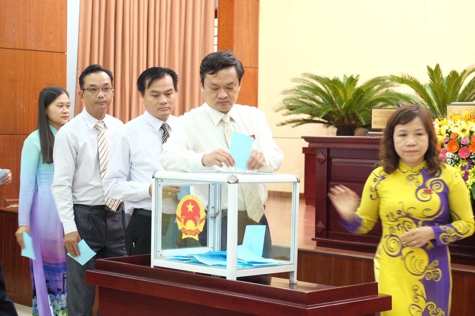 Ông Đặng Việt Dũng trở lại làm Phó Chủ tịch Đà Nẵng - 2 Các đại biểu HĐND TP Đà Nẵng bỏ phiếu biểu quyết bầu các vị trí cán bộ chủ chốt của thành phố