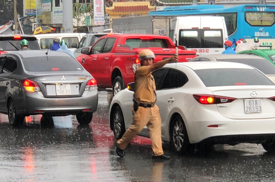 CSGT dầm mưa giải tỏa ùn tắc giữa giờ cao điểm - 4 CSGT dầm mưa giải tỏa ùn tắc giữa giờ cao điểm - 4