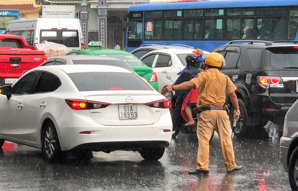 CSGT dầm mưa giải tỏa ùn tắc giữa giờ cao điểm - 3 CSGT dầm mưa giải tỏa ùn tắc giữa giờ cao điểm - 3