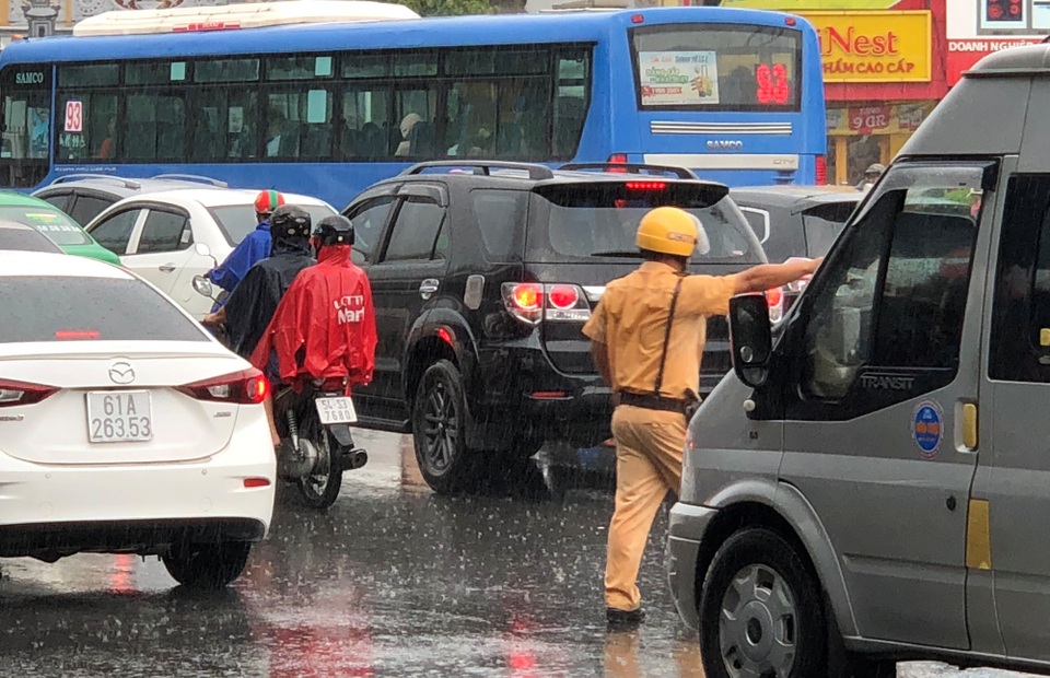 CSGT dầm mưa giải tỏa ùn tắc giữa giờ cao điểm - 2 CSGT dầm mưa giải tỏa ùn tắc giữa giờ cao điểm - 2
