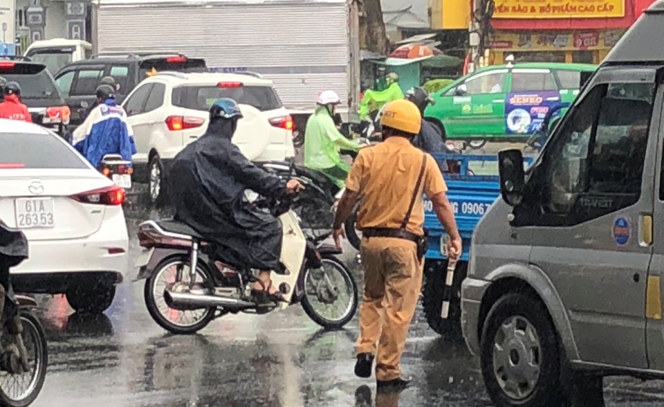 CSGT dầm mưa giải tỏa ùn tắc giữa giờ cao điểm - 1 CSGT dầm mưa giải tỏa ùn tắc giữa giờ cao điểm - 1