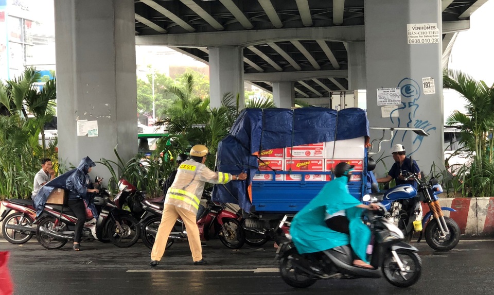 CSGT dầm mưa giải tỏa ùn tắc giữa giờ cao điểm - 6 CSGT dầm mưa giải tỏa ùn tắc giữa giờ cao điểm - 6