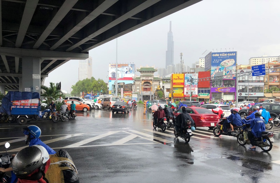 CSGT dầm mưa giải tỏa ùn tắc giữa giờ cao điểm - 7
Nút giao thông Hàng Xanh được gỡ tắc sau khi lực lượng CSGT có mặt điều tiết, phân luồng.
