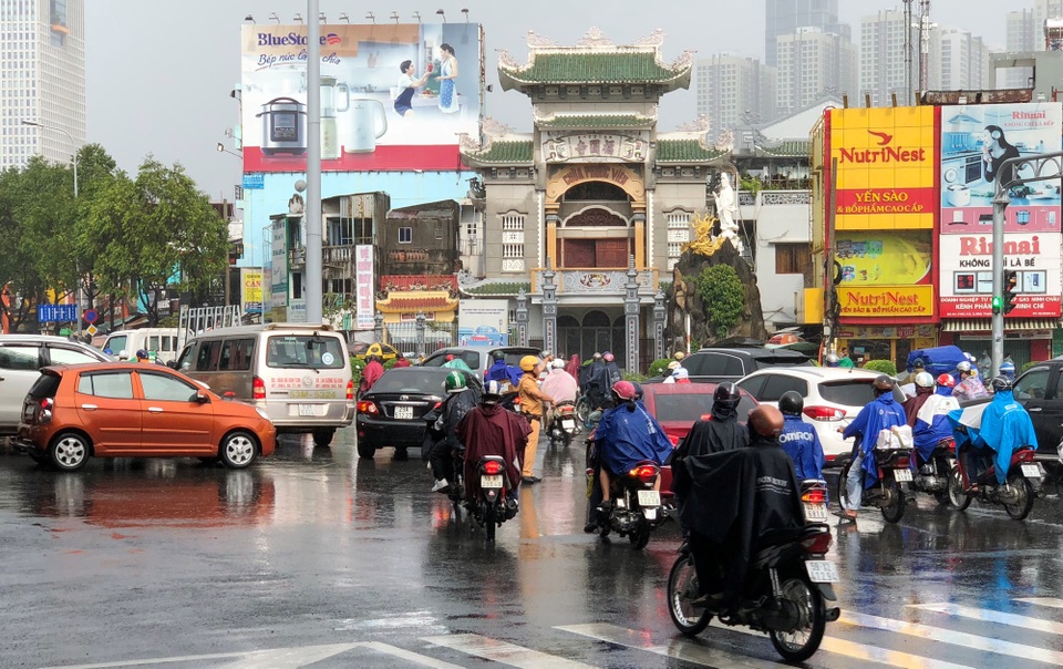 CSGT dầm mưa giải tỏa ùn tắc giữa giờ cao điểm - 5 CSGT dầm mưa giải tỏa ùn tắc giữa giờ cao điểm - 5