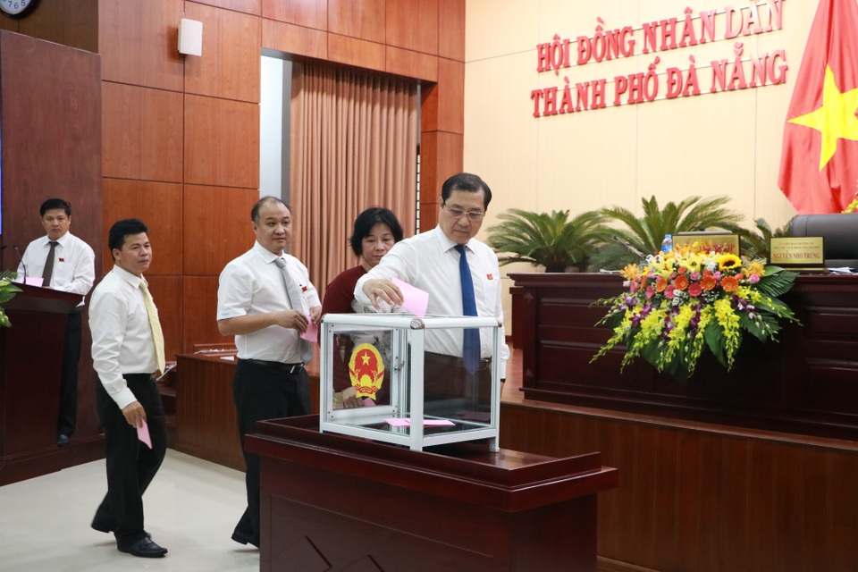 Các đại biểu HĐND TP Đà Nẵng bỏ phiếu bầu ông Đặng Việt Dũng giữ chức Phó Chủ tịch UBND TP chiều 9/7
