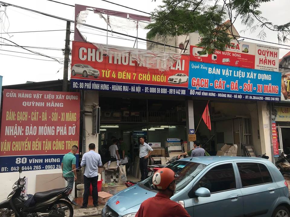 Hà Nội: Cháy kho vật liệu xây dựng, nhiều người chạy tán loạn - 3 Cửa hàng vật liệu xây dựng phía trước nhà kho bị bốc cháy (Ảnh: Trần Thanh).