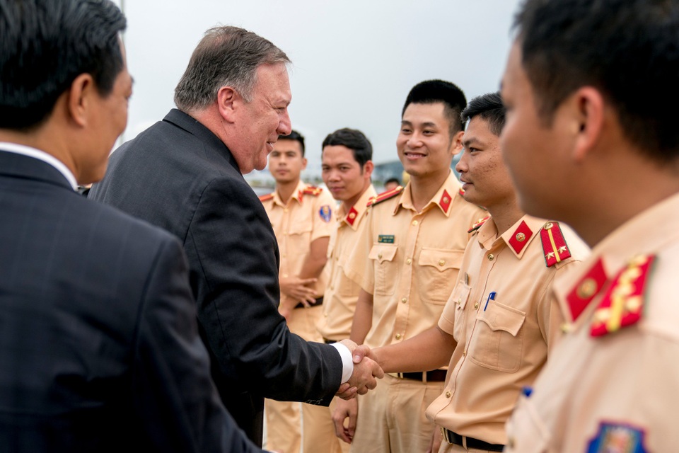 Những khoảnh khắc ấn tượng trong chuyến thăm Việt Nam của Ngoại trưởng Mỹ - 14
Ngoại trưởng Pompeo bắt tay các chiến sĩ cảnh sát giao thông trước khi lên máy bay rời Hà Nội, kết thúc tốt đẹp chuyến thăm chính thức Việt Nam. (Ảnh: Reuters)