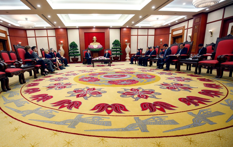 Những khoảnh khắc ấn tượng trong chuyến thăm Việt Nam của Ngoại trưởng Mỹ - 3 Ông Pomep khẳng định Mỹ sẽ tiếp tục hỗ trợ Việt Nam khắc phục hậu quả chiến tranh; ủng hộ vai trò trung tâm của ASEAN tại khu vực Ấn Độ - Thái Bình Dương, ủng hộ tự do hàng hải, giải quyết hòa bình các tranh chấp và bất đồng trên Biển Đông trên cơ sở luật pháp quốc tế. (Ảnh: Reuters)