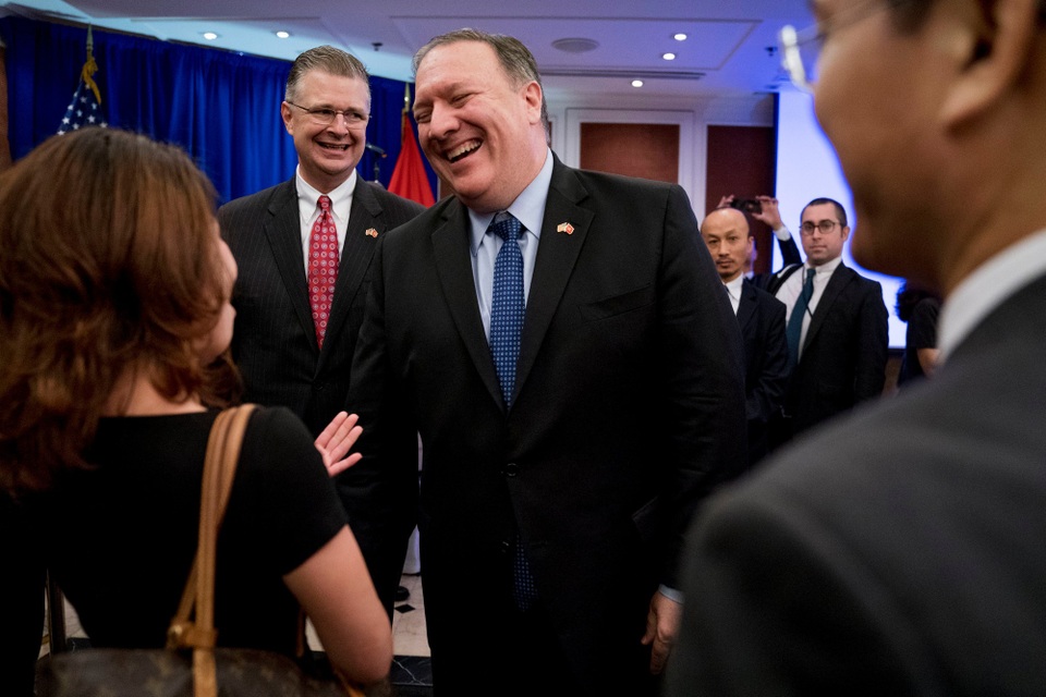 Những khoảnh khắc ấn tượng trong chuyến thăm Việt Nam của Ngoại trưởng Mỹ - 5 Ngoại trưởng Pompeo cho biết trong quá khứ, Mỹ và Việt Nam là đối thủ trên chiến trường. Nhưng hôm nay, mối quan hệ an ninh của song phương chú trọng tới hợp tác. (Ảnh: Reuters)