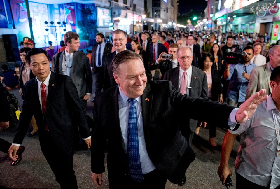 Những khoảnh khắc ấn tượng trong chuyến thăm Việt Nam của Ngoại trưởng Mỹ - 9 Ngoại trưởng Pompeo vẫy tay chào người dân khi đi dạo trên phố cổ Hà Nội. (Ảnh: Reuters)