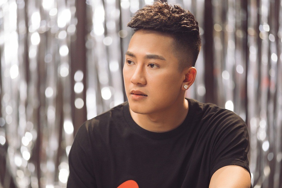 Giọng ca “Ngắm hoa lệ rơi” từng bị khinh rẻ, chia rẽ tình yêu vì nghèo - 1 Châu Khải Phong tiết lộ khi anh và bạn gái yêu nhau 2 năm, ngày ra mắt, anh bị bố bạn gái từ chối thẳng thừng.