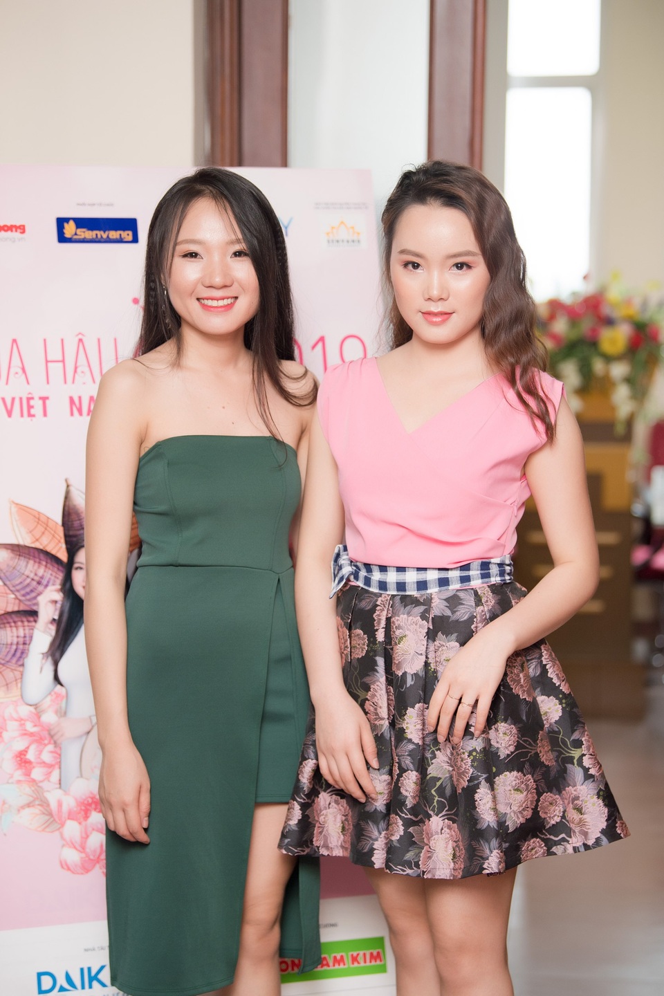 Hoa hậu Việt Nam lần đầu tiên có thí sinh sắp trở thành Tiến sĩ ứng tuyển - 4
Chị em Phạm Thu Hà - Phạm Thu Hoài đưa nhau đi ứng tuyển Hoa hậu Việt Nam.