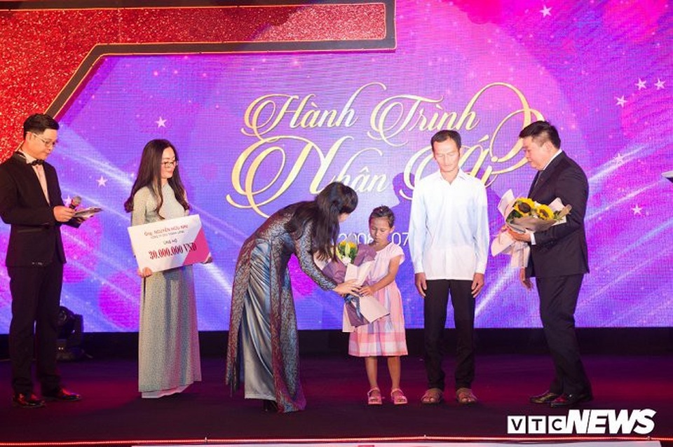 Chúc mừng báo  VTC News 10 tuổi - 1 
Bộ trưởng Nguyễn Thị Kim Tiến và PGS - TS Nguyễn Thế Kỷ trao quà cho bé Sa Phương Thúy, nhân vật trong loạt phóng sự về căn bệnh hiểm nghèo của nhiều người ở Mường Chiềng, Đà Bắc, Hoà Bình.