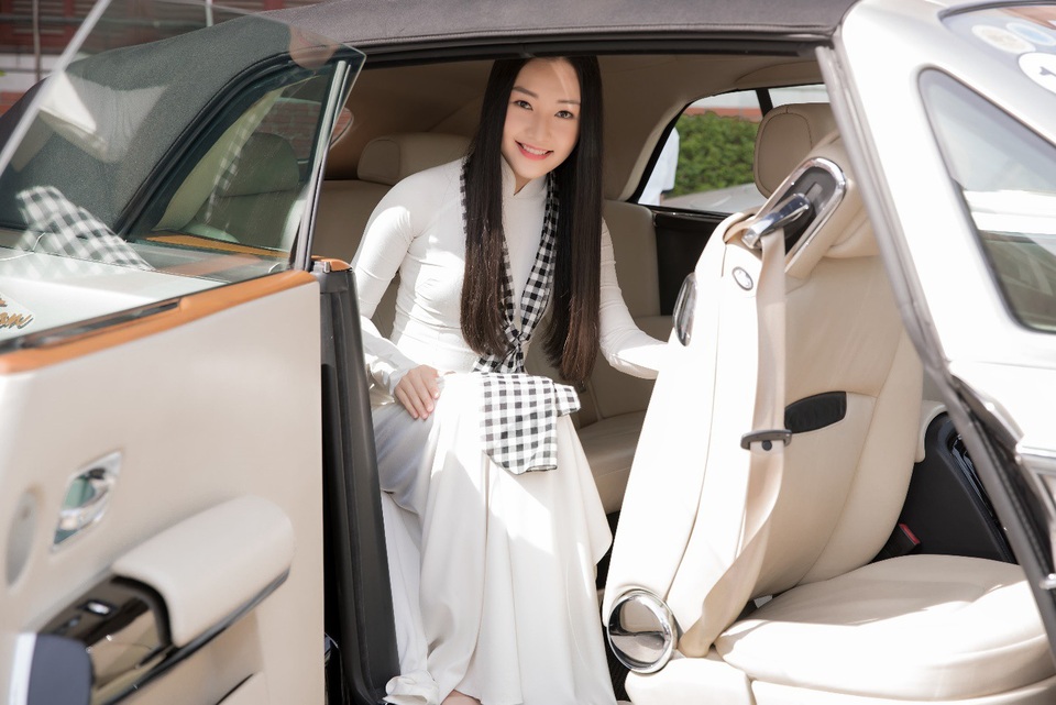 Nàng thơ xứ Huế Ngọc Trân mặc áo dài dịu dàng ký tặng sách - Ảnh 1. Nàng thơ xứ Huế Ngọc Trân mặc áo dài dịu dàng ký tặng sách - Ảnh 1.