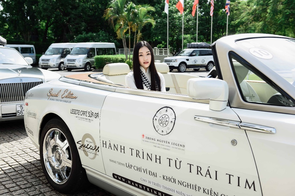 Nàng thơ xứ Huế Ngọc Trân mặc áo dài dịu dàng ký tặng sách - Ảnh 2. Nàng thơ xứ Huế Ngọc Trân mặc áo dài dịu dàng ký tặng sách - Ảnh 2.
