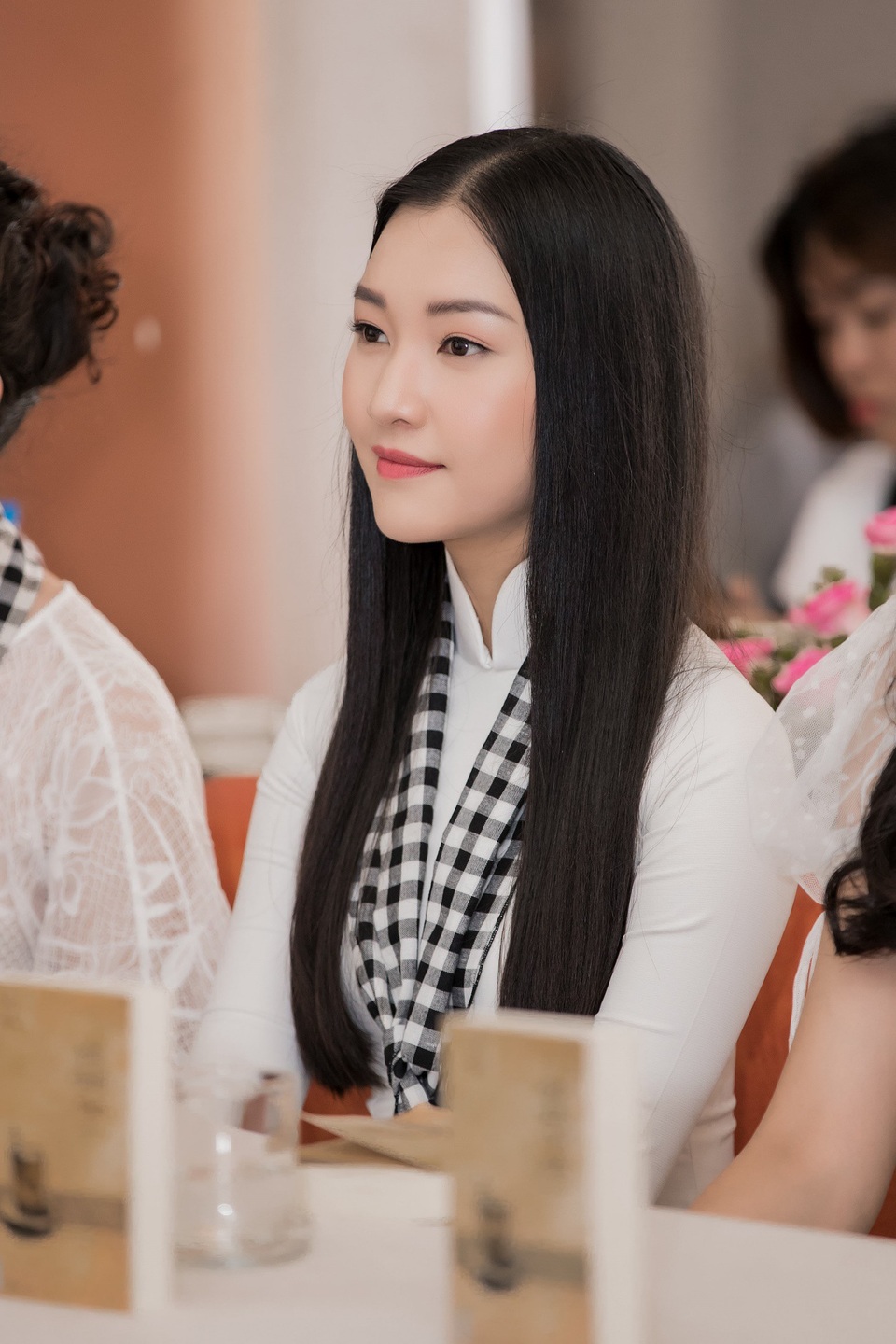 Nàng thơ xứ Huế Ngọc Trân mặc áo dài dịu dàng ký tặng sách - Ảnh 3. Nàng thơ xứ Huế Ngọc Trân mặc áo dài dịu dàng ký tặng sách - Ảnh 3.