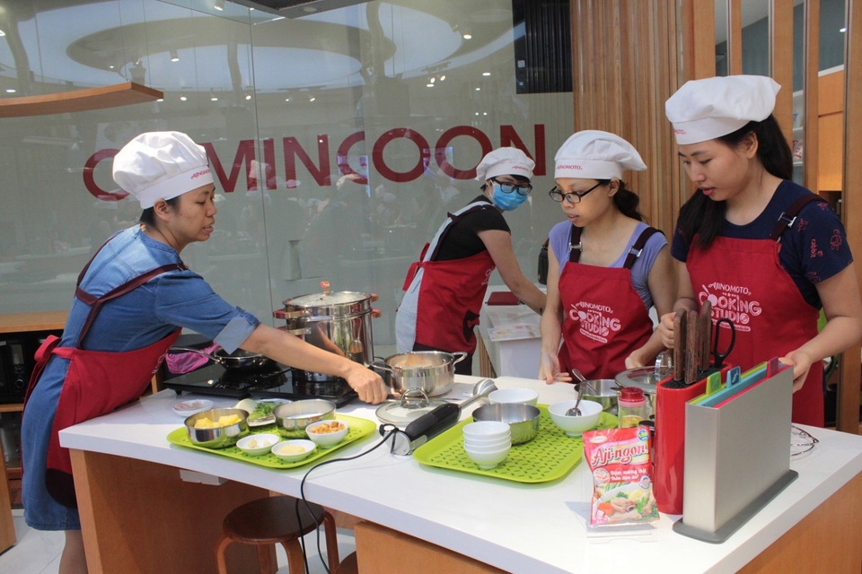 Độc đáo lớp học nấu ăn tiêu chuẩn 5 sao miễn phí dành cho các mẹ ở Hà Nội - 2 Sau khi nghe đầu bếp hướng dẫn các học viên chia thành các nhóm nhỏ, hào hứng bắt tay thực hành nấu ăn