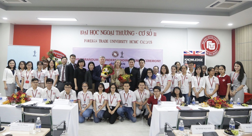 Viện Kế toán Công chứng Anh và xứ Wales ký kết hợp tác chiến lược với Đại học Ngoại thương TP HCM - 3 Viện Kế toán Công chứng Anh và xứ Wales ký kết hợp tác chiến lược với Đại học Ngoại thương TP HCM - 3
