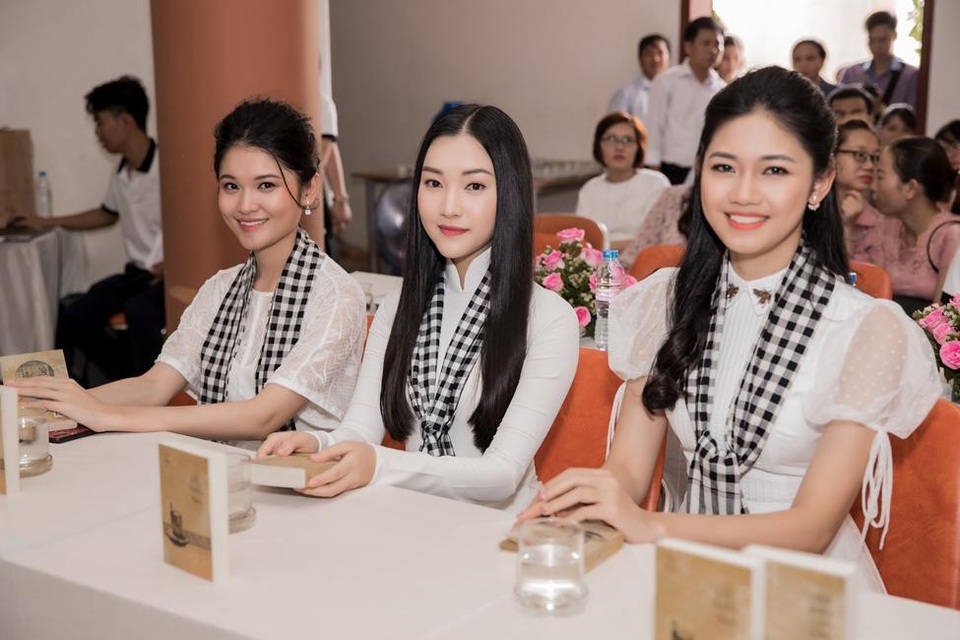 Nàng thơ xứ Huế Ngọc Trân mặc áo dài dịu dàng ký tặng sách - Ảnh 4. Nàng thơ xứ Huế Ngọc Trân mặc áo dài dịu dàng ký tặng sách - Ảnh 4.
