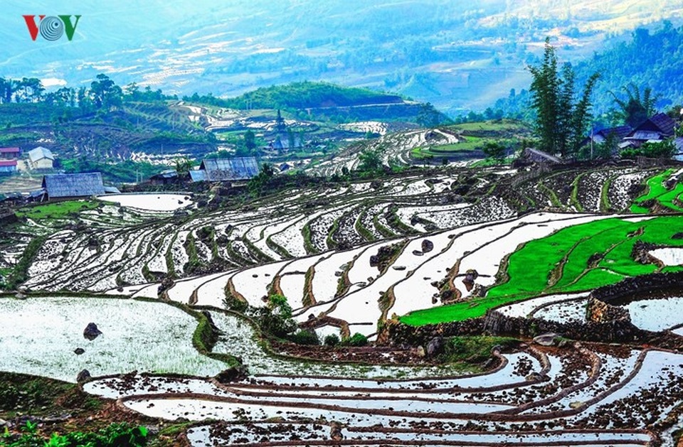 Những “ô màu” Tây Bắc không thể bỏ qua mùa nước đổ - 5
Thung lũng Dền Sáng trở thành tấm gương khổng lồ loang loáng với màu nước trắng bạc.