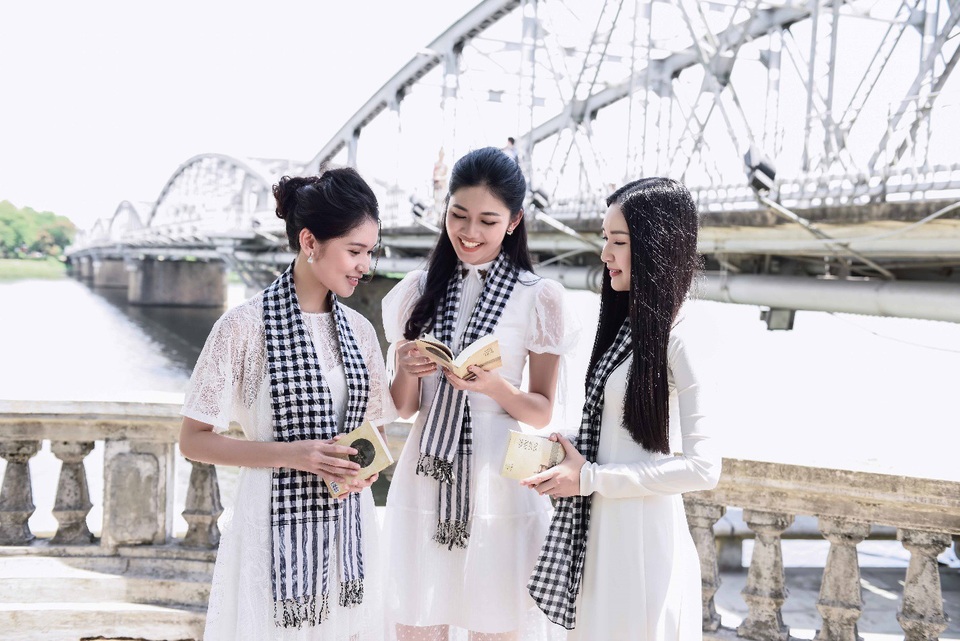 Nàng thơ xứ Huế Ngọc Trân mặc áo dài dịu dàng ký tặng sách - Ảnh 5. Nàng thơ xứ Huế Ngọc Trân mặc áo dài dịu dàng ký tặng sách - Ảnh 5.