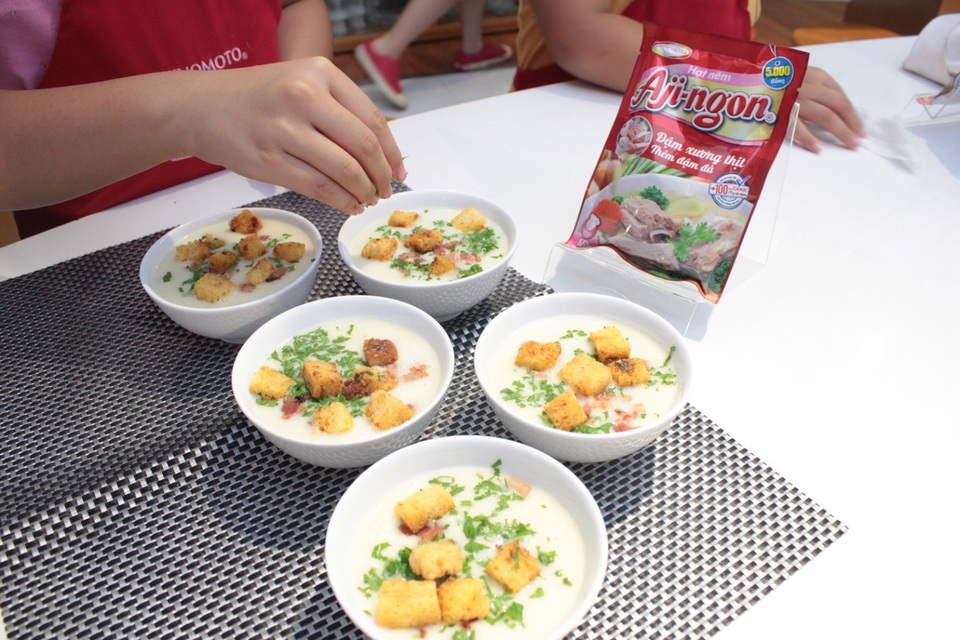 Độc đáo lớp học nấu ăn tiêu chuẩn 5 sao miễn phí dành cho các mẹ ở Hà Nội - 4 Dưới sự hướng dẫn của đầu bếp chuyên nghiệp, các nhóm đều hoàn thành các món ăn một cách khá tốt
