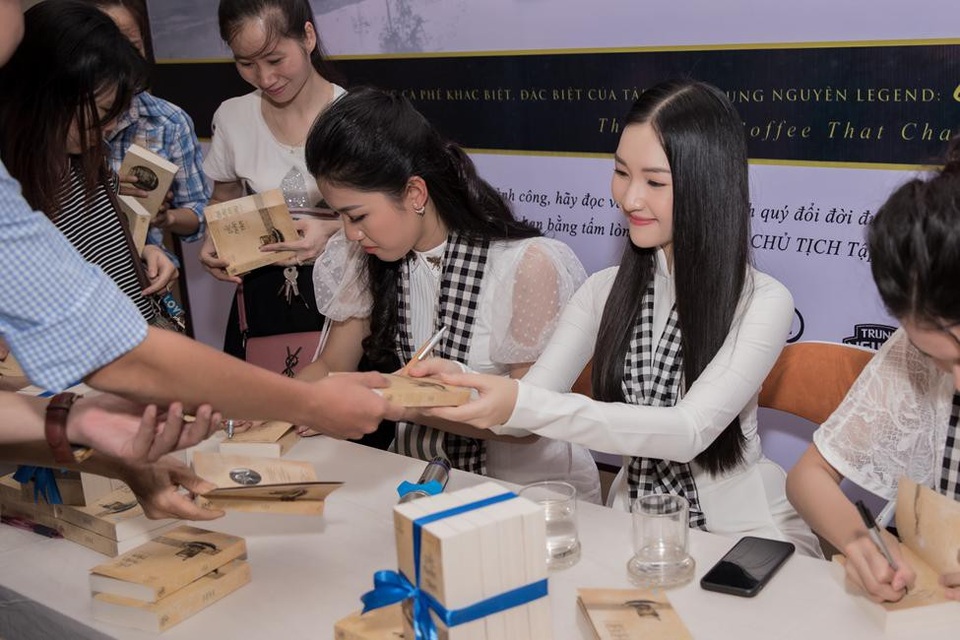 Nàng thơ xứ Huế Ngọc Trân mặc áo dài dịu dàng ký tặng sách - Ảnh 6. Nàng thơ xứ Huế Ngọc Trân mặc áo dài dịu dàng ký tặng sách - Ảnh 6.