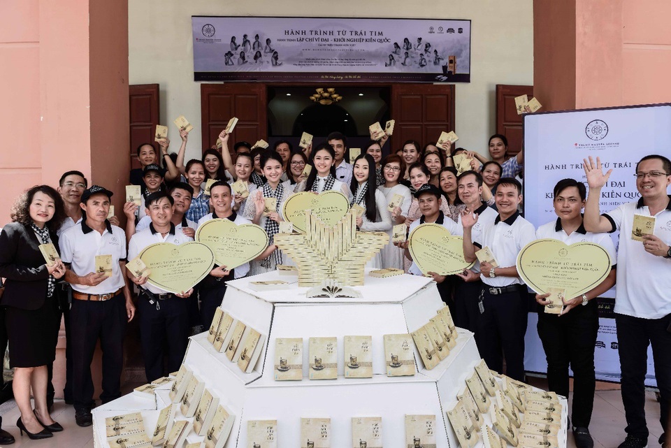 Nàng thơ xứ Huế Ngọc Trân mặc áo dài dịu dàng ký tặng sách - Ảnh 7. Nàng thơ xứ Huế Ngọc Trân mặc áo dài dịu dàng ký tặng sách - Ảnh 7.