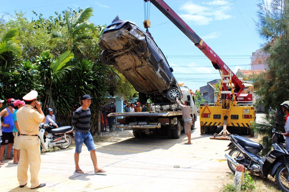 Tàu hỏa tông ô tô, 2 người thoát chết thần kỳ - 5 Ôtô được đưa rời khỏi hiện trường