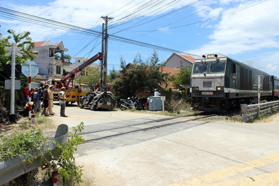 Tàu hỏa tông ô tô, 2 người thoát chết thần kỳ - 1 Hiện trường vụ tai nạn