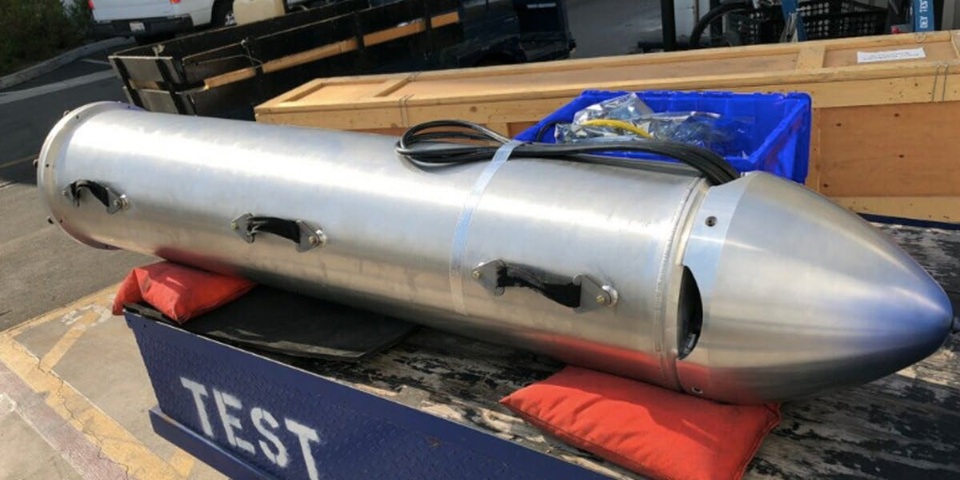 Cận cảnh tàu ngầm mini có thể cứu đội bóng Thái Lan bị mắc kẹt - 3 Elon Musk cho biết đây là tàu ngầm cỡ nhỏ với thân tàu được làm từ ống chuyển oxy lỏng tên lửa Falcon. Tàu đủ nhỏ để vượt qua những lối đi hẹp trong hang và đủ nhẹ để 2 thợ lặn có thể hộ tống dưới nước. (Ảnh: Elon Musk Twitter)