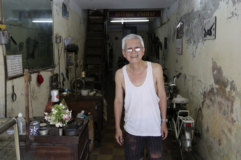 Người thợ kim hoàn hiếm hoi còn lại trên phố nghề vàng bạc Hà Nội - 1
Phố Hàng Bạc (quận Hoàn Kiếm) chỉ dài 500 mét nhưng có tới hàng trăm cửa hàng buôn bán vàng bạc. Cửa hàng của ông Thành nằm lọt thỏm trong con phố sầm uất đó nhưng lại là nơi lưu giữ nghề thủ công gia truyền làm đồ trang sức.